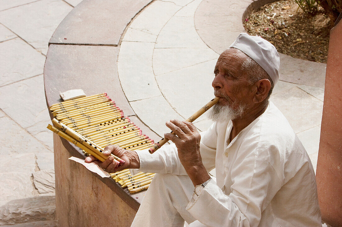 Mann, der Flöten verkauft, Amber Fort, Rajasthan, Indien