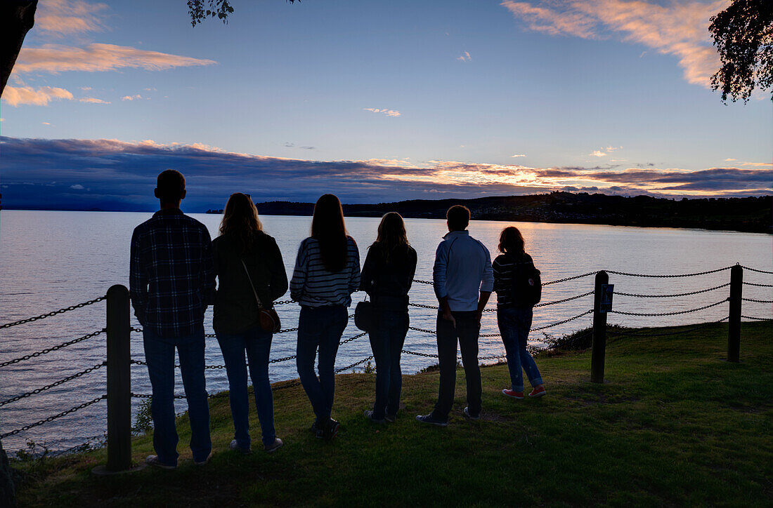 Eine Gruppe von Freunden betrachtet den Lake Taupo; Taupo Neuseeland