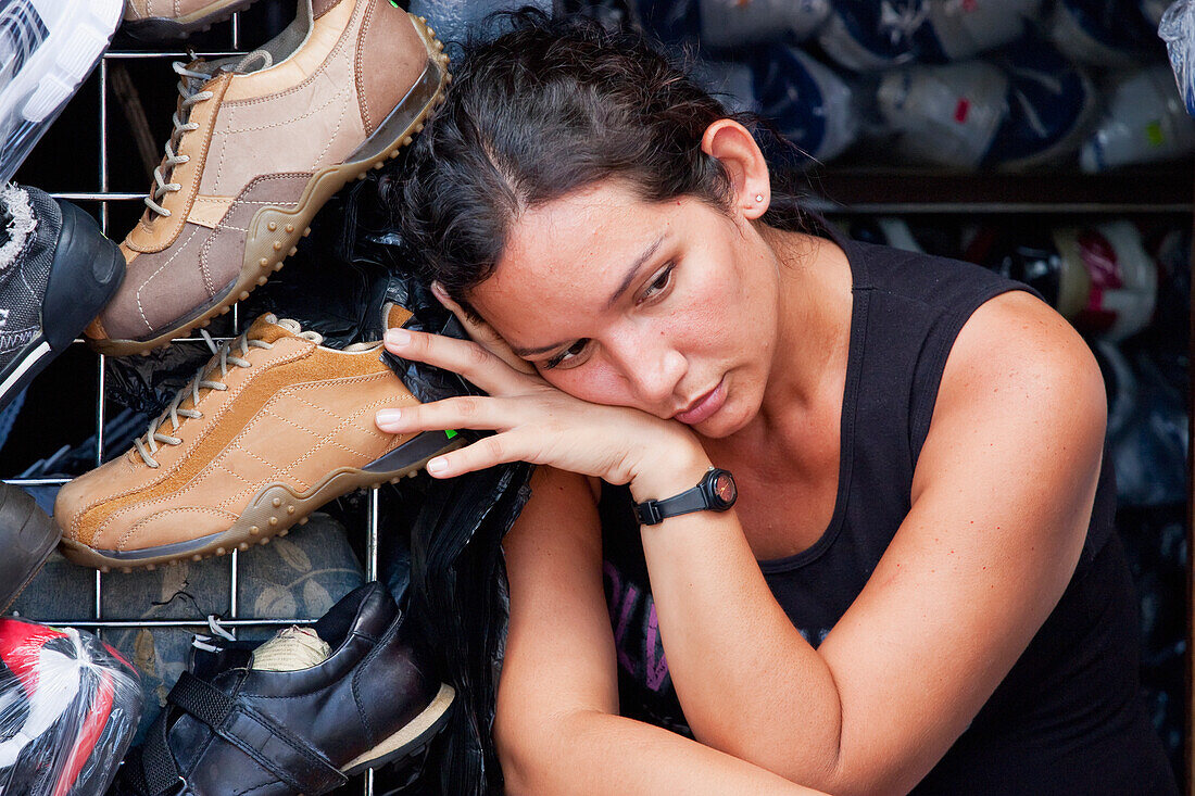 Frau ruht sich in einem Schuhgeschäft aus, Guayaquil, Guayas, Ecuador