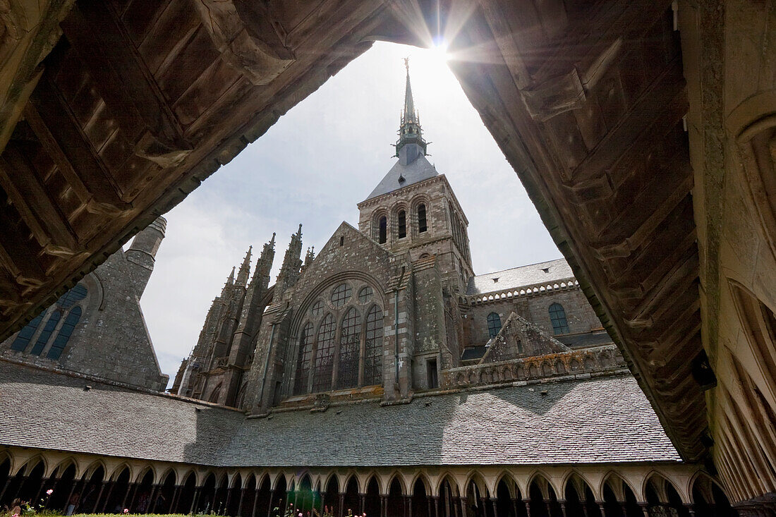 Abteikirche, vom Kreuzgang des Mont-Saint-Michel aus gesehen, Frankreich