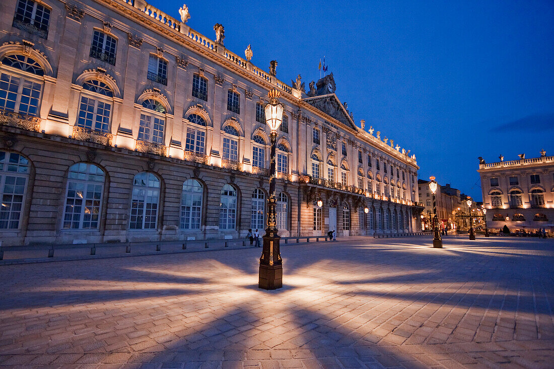 Vergoldete schmiedeeiserne Laterne von Jean Lamou vor dem Hotel De Ville (Rathaus) am Place Stanislas bei Nacht, Nancy, Frankreich
