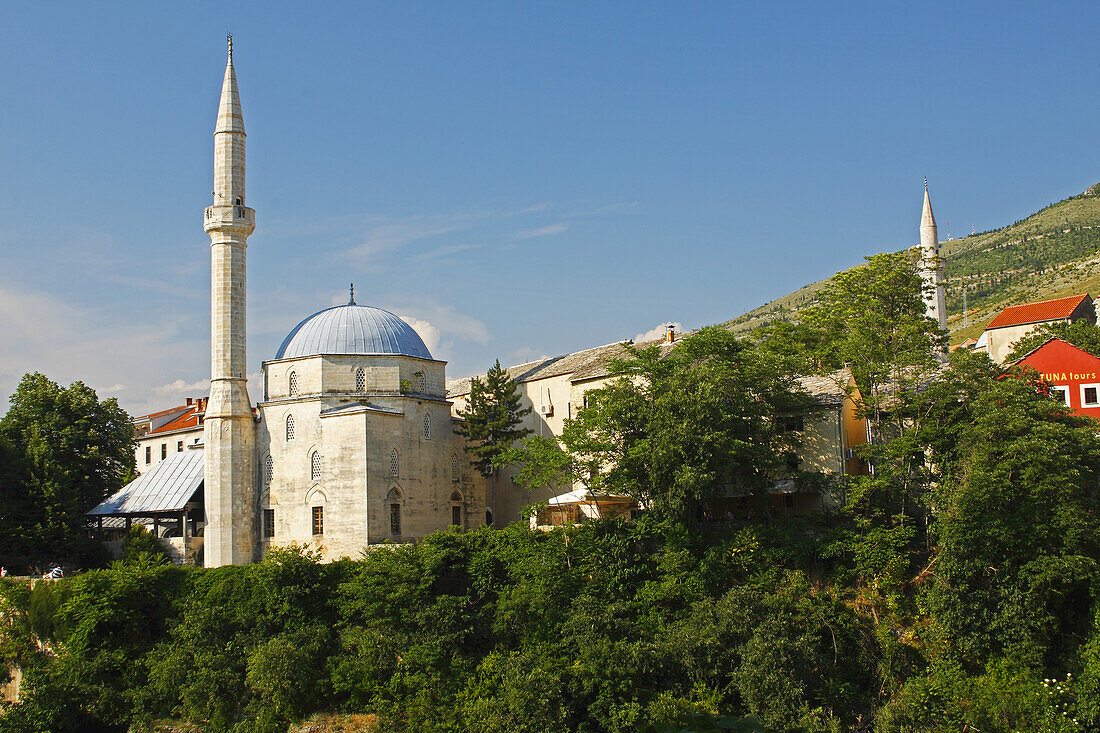 Koski Mehmed Pascha S Moschee oberhalb des Flusses Neretva; Mostar Muslimisch-Kroatische Föderation Bosnien und Herzegowina