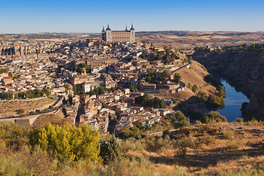 Blick über die Stadt mit dem Alcazar und dem Fluss Tejo; Toledo Toledo Provinz Kastilien-La Mancha Spanien