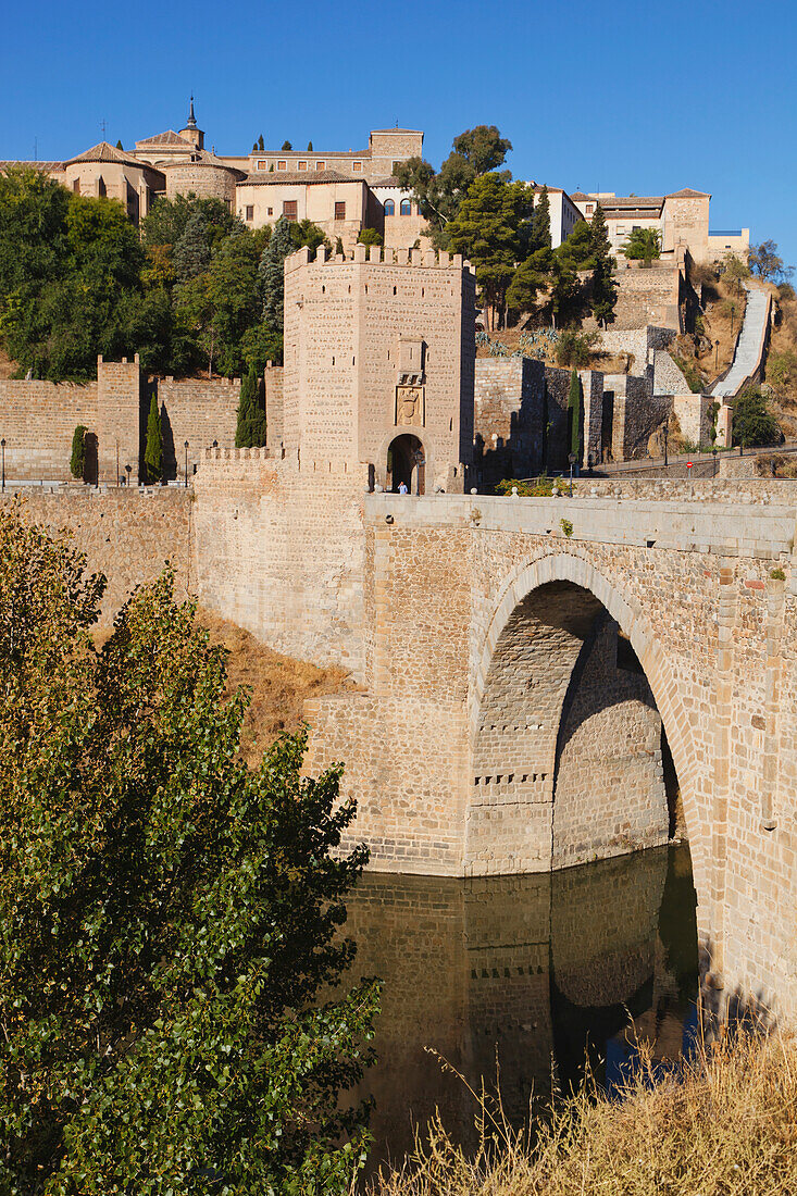 Die Alcantara-Brücke über den Tejo; Toledo Toledo Provinz Kastilien-La Mancha Spanien