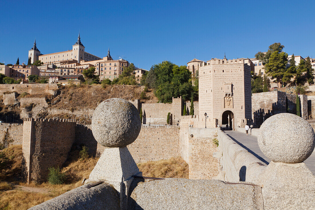 Die Alcantara-Brücke und der Alcazar dahinter; Toledo Toledo Provinz Kastilien-La Mancha Spanien