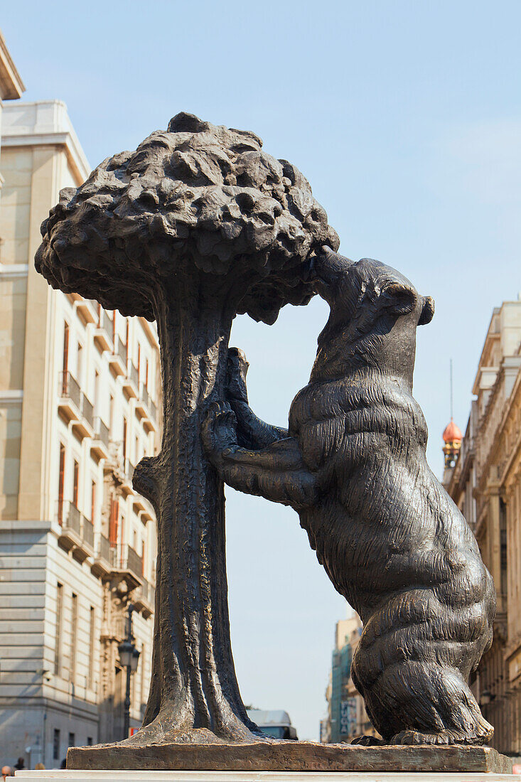 Statue eines Bären und eines Erdbeerbaums aus dem Wappen von Madrid; Madrid Spanien