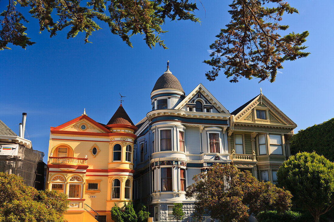 Häuser im viktorianischen Stil in der Nähe von Alamo Square; San Francisco Kalifornien Vereinigte Staaten Von Amerika