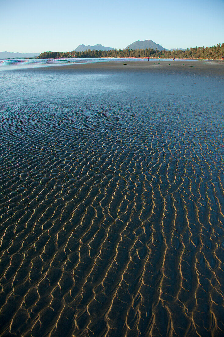 Wellen bilden sich im Sand am Chesterman's Beach und auf Frank Island in der Nähe von Tofino; British Columbia Kanada