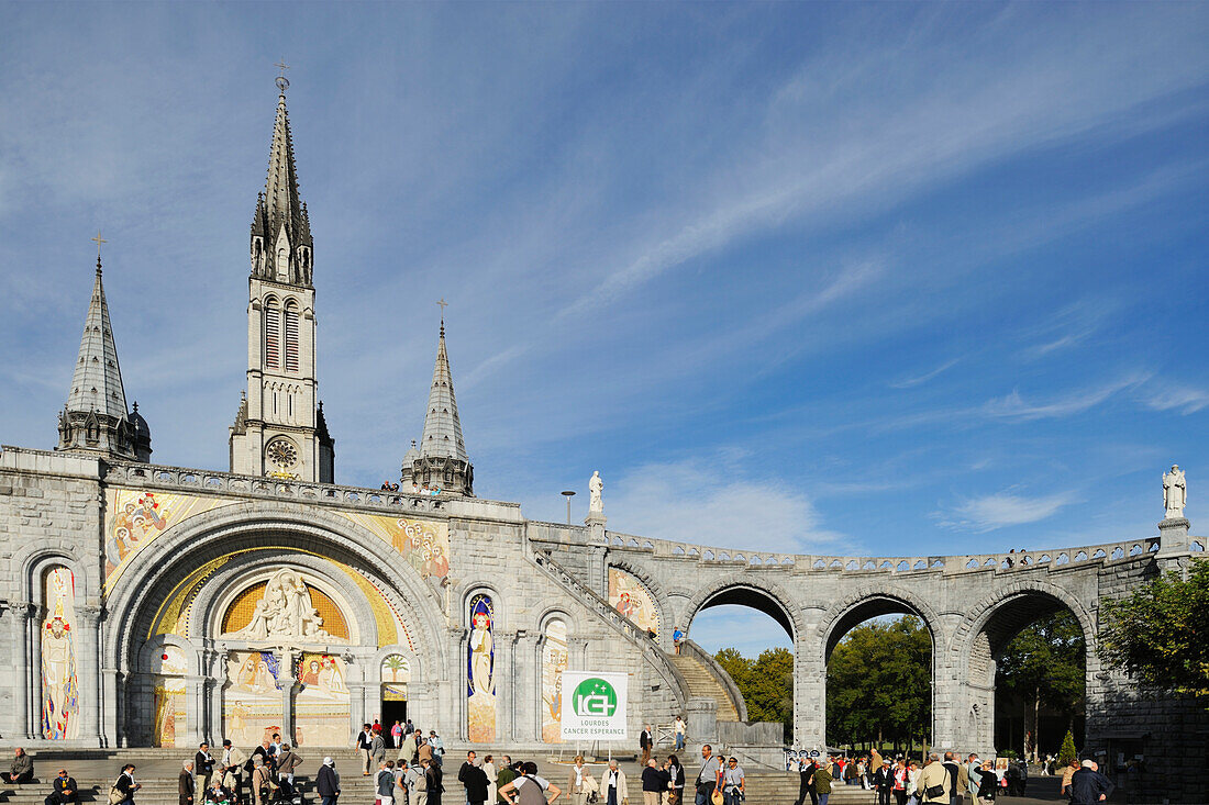 Pilger an der Wallfahrtskirche Unserer Lieben Frau von Lourdes; Lourdes Hautes-Pyrenees Frankreich