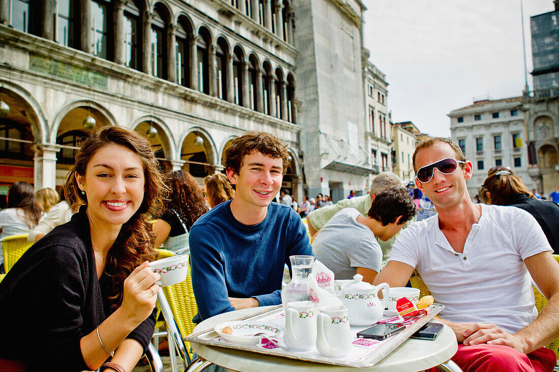 Freunde genießen einen Kaffee auf dem Markusplatz; Venedig Italien