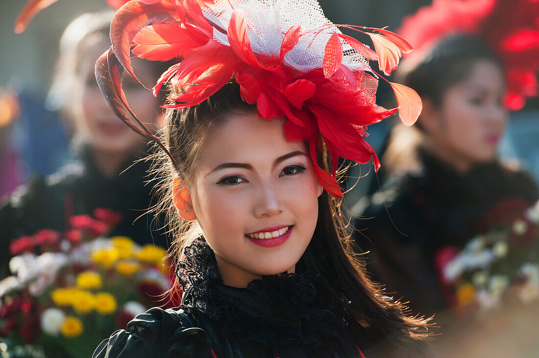 Eine junge Frau, angezogen für die Chiang Mai Flower Festival Parade; Chiang Mai Thailand