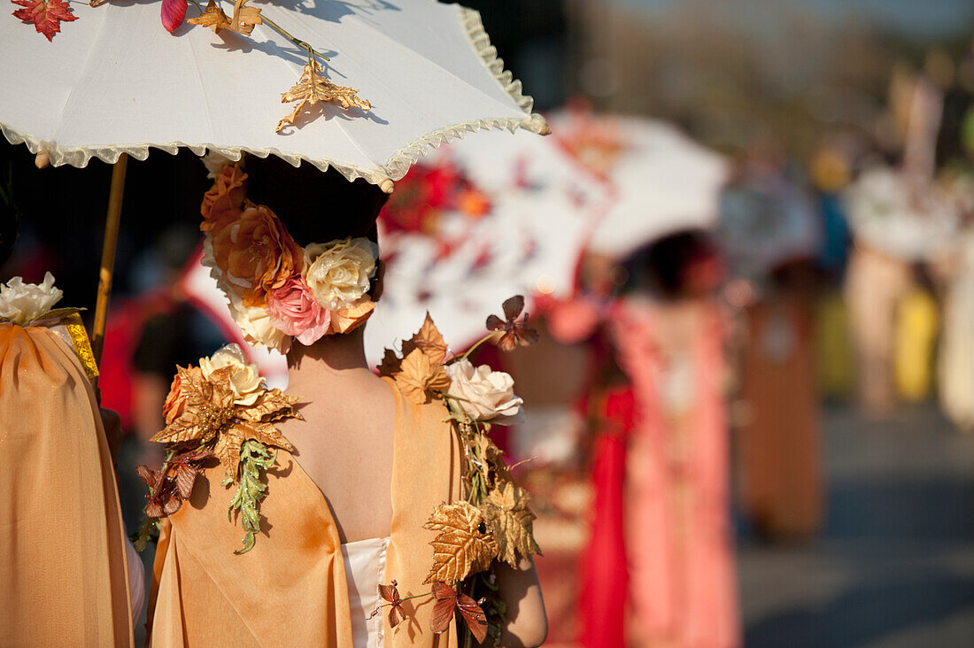 Frauen für die Chiang Mai Flower Festival Parade gekleidet; Chiang Mai Thailand