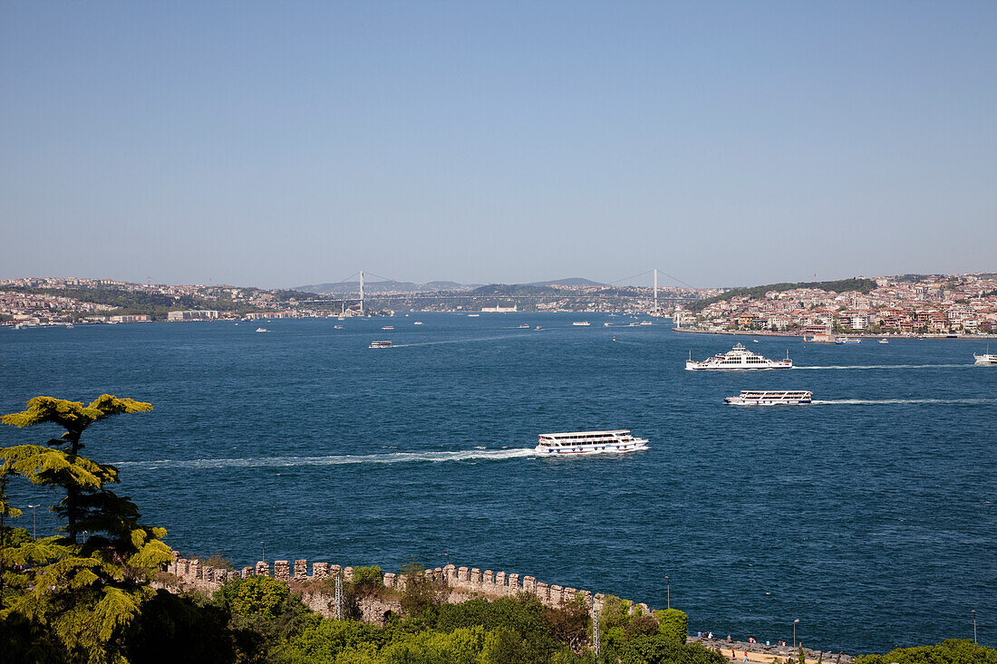 Blick auf Istanbul über den Bosporus vom Topkapi Palast; Istanbul Türkei
