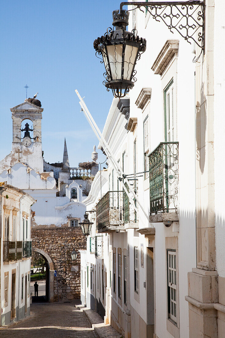 Eine Straße in der Altstadt; Faro Algarve Portugal