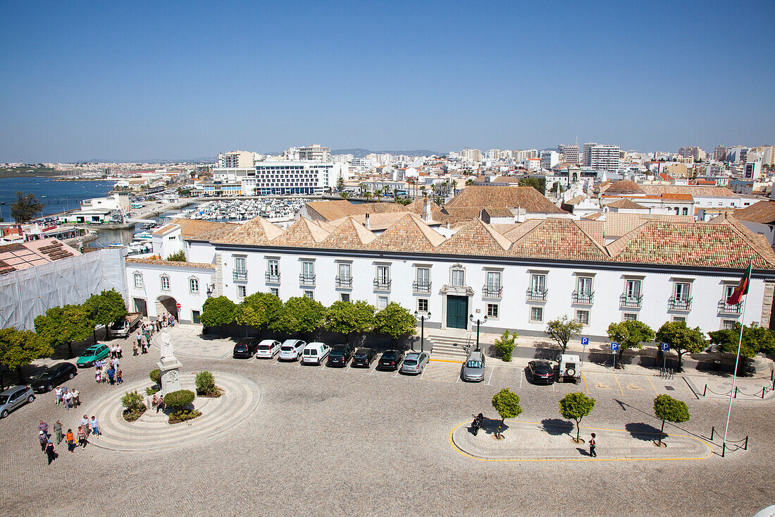 Blick aus hohem Winkel auf die Stadt entlang der Küste; Faro Algarve Portugal