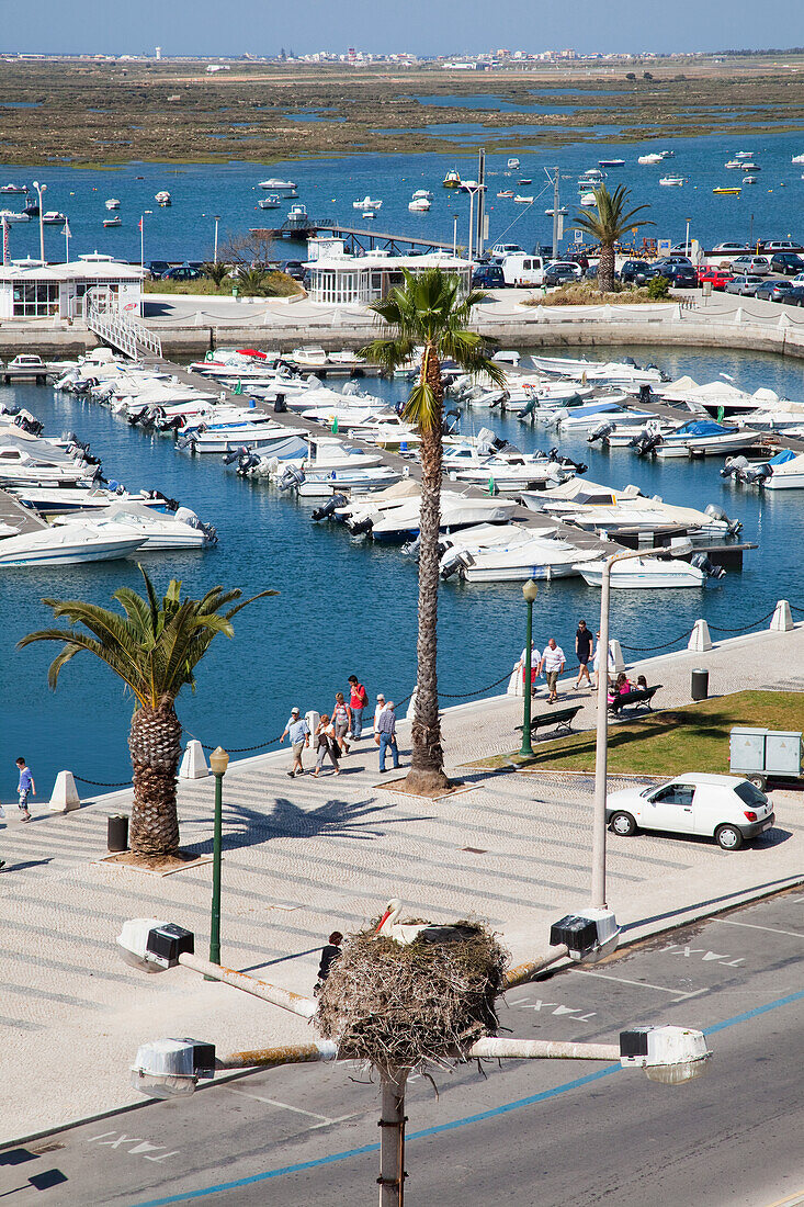 Fußgänger auf der Promenade entlang des Hafens; Faro Algarve Portugal