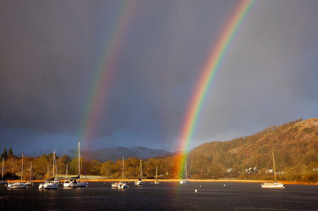 Doppelter Regenbogen über dem Hafen von Windermere Lake; Cumbria England