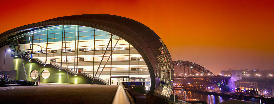 Die Sage und der Fluss Tyne bei Nacht beleuchtet; Gateshead Tyne And Wear England