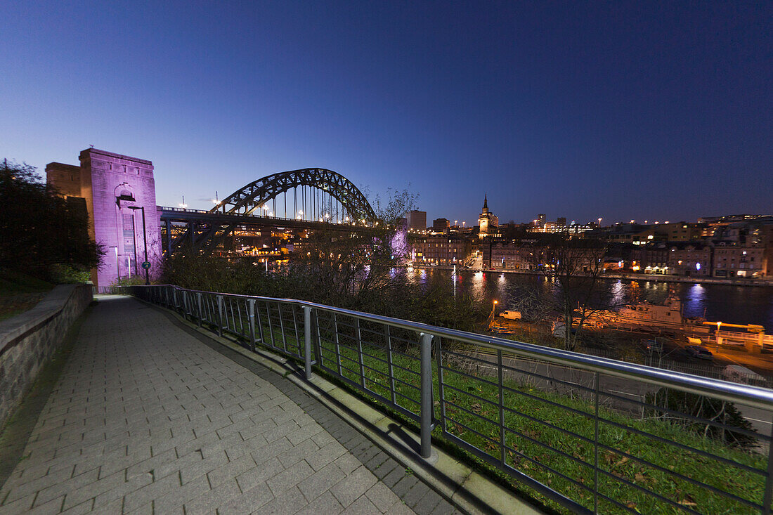 Eine Promenade entlang des Flusses Tyne mit der Tyne-Brücke in der Ferne; Gateshead Tyne And Wear England