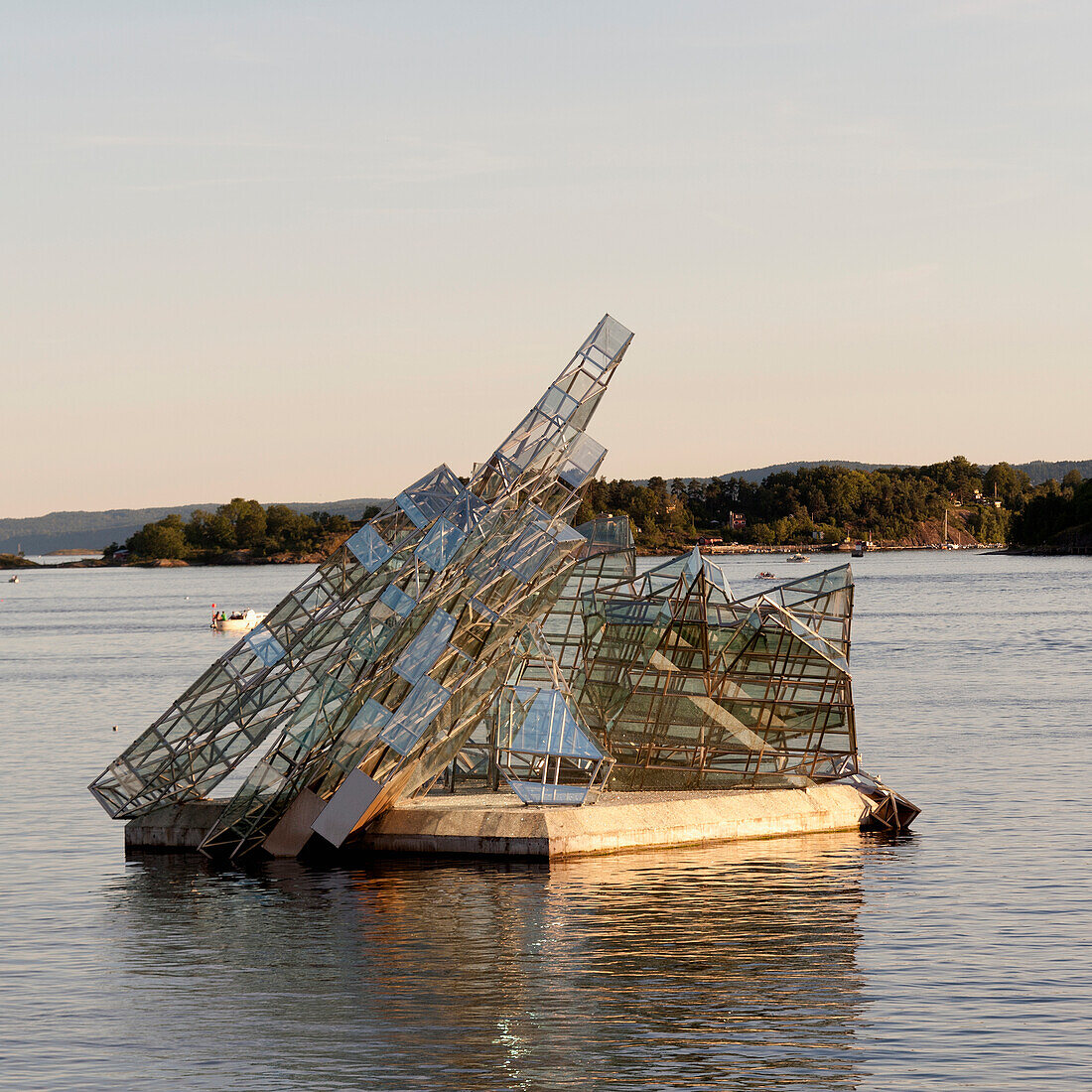 Eine schwimmende Glasskulptur im Wasser vor dem Osloer Opernhaus; Oslo, Norwegen