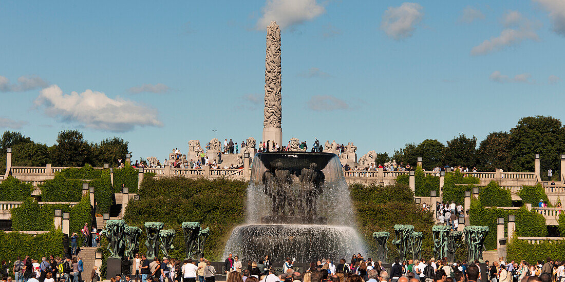 Der Brunnenmonolith und eine versammelte Menschenmenge im Frogner Park Vigeland Skulpturenpark; Oslo Norwegen