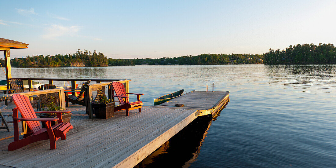 Adirondack Stühle auf einem Holzstuhl; Lake Of The Woods Ontario Kanada