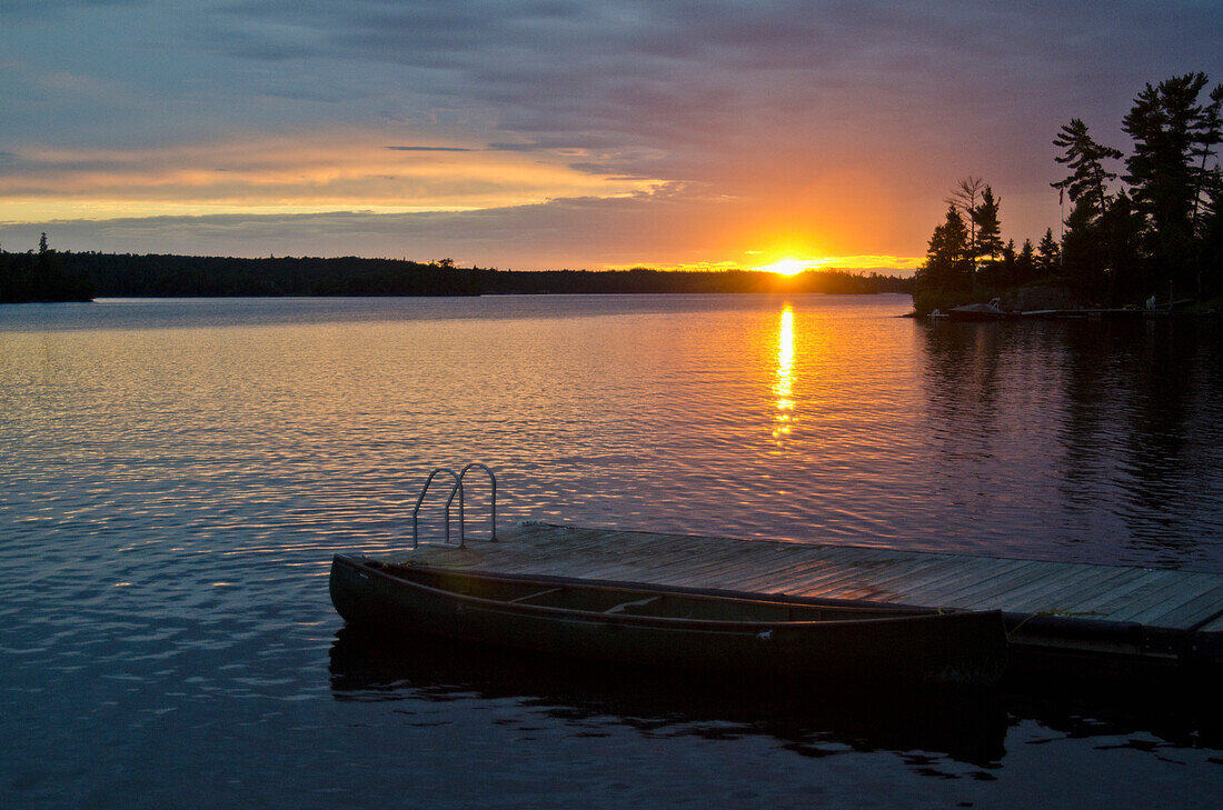 Ein hölzernes Dock bei Sonnenuntergang; Lake Of The Woods Ontario Kanada
