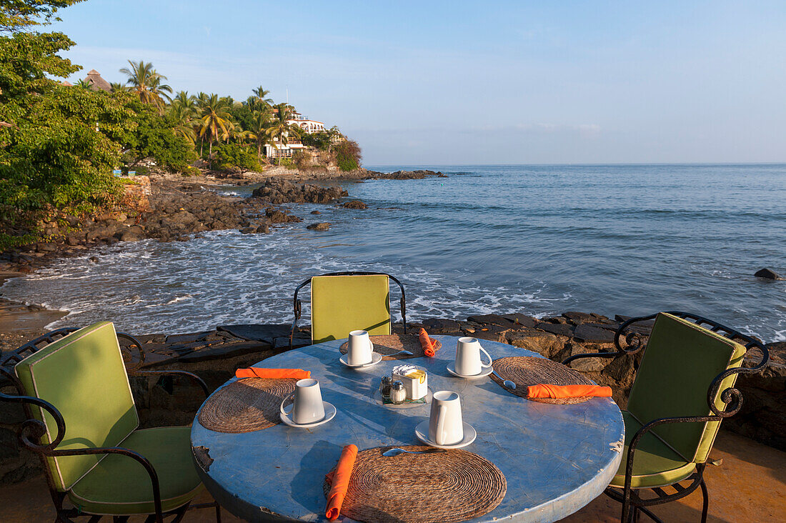 Ein gedeckter Tisch am Wasser; Sayulita Mexiko