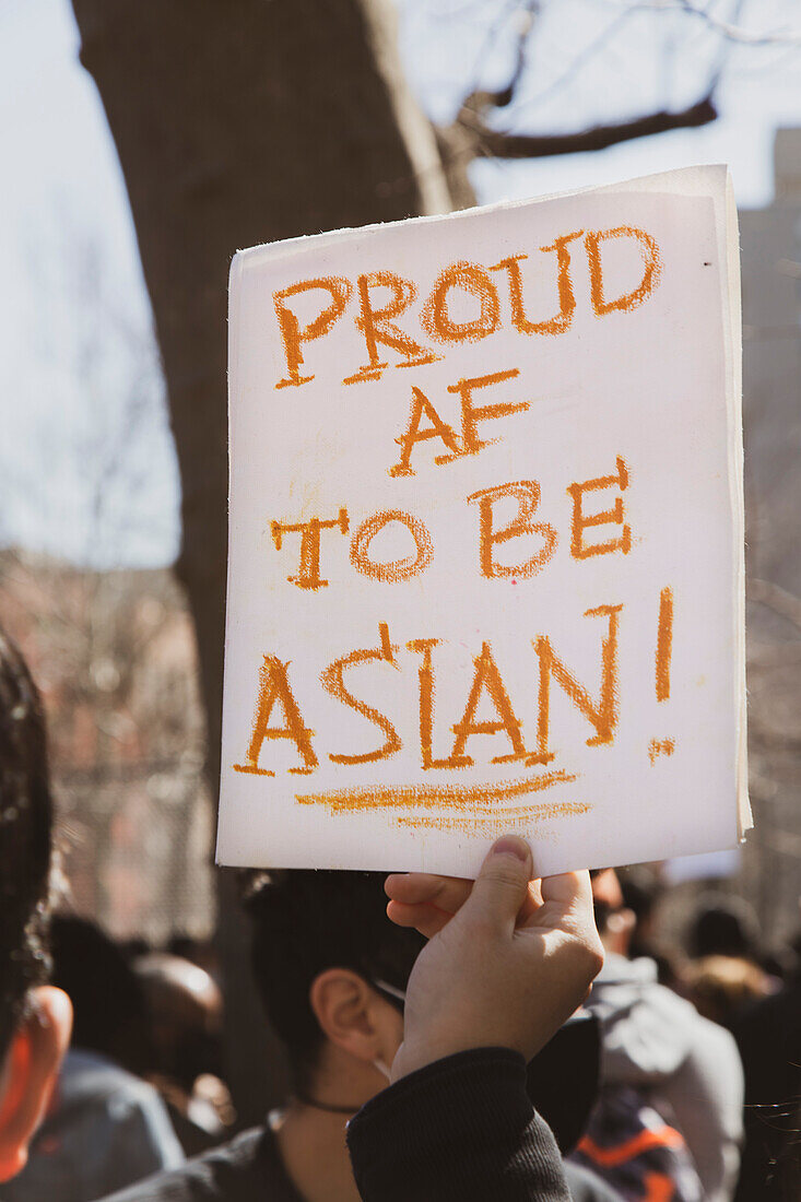 Stolz, Asiate zu sein! Schild bei einer Kundgebung gegen Gewalt gegen Asiaten, New York City, New York, USA