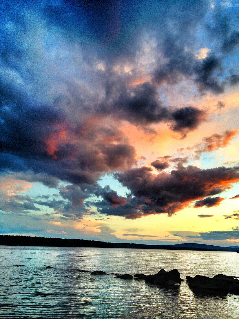 Farbenfroher Sonnenuntergang am See