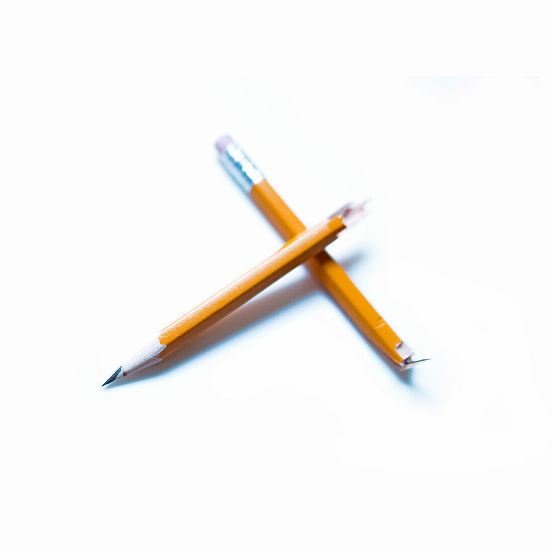 Zerbrochener Bleistift auf weißem Hintergrund