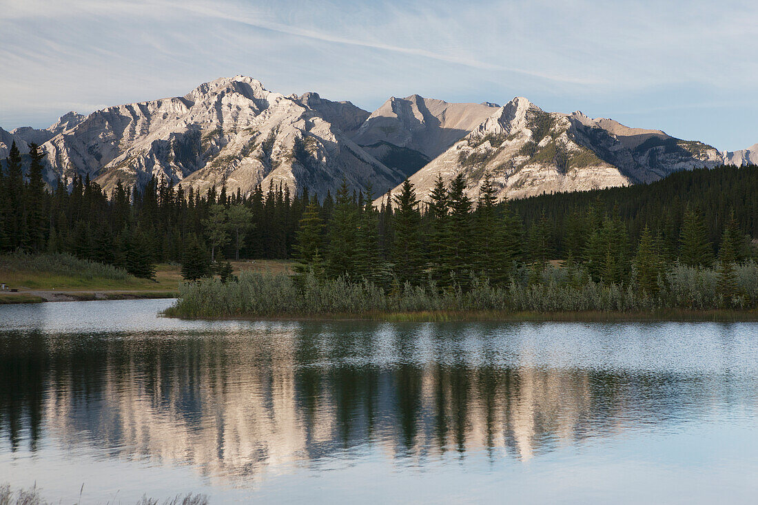 Bergkette und See mit Spiegelung bei Sonnenuntergang; Banff Alberta Kanada