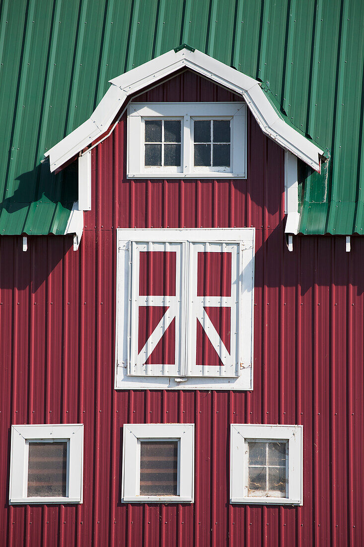 Rote Scheune mit weißer Umrandung und grünem Dach; Alberta Kanada
