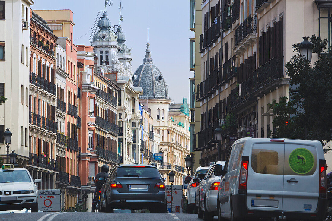 Fahrzeuge auf einer belebten Straße; Madrid Spanien