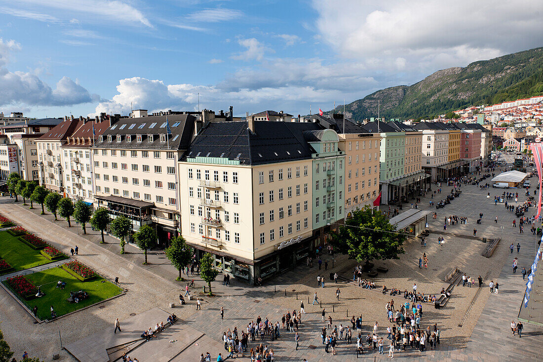 Fußgänger auf einem Stadtplatz; Bergen Norwegen