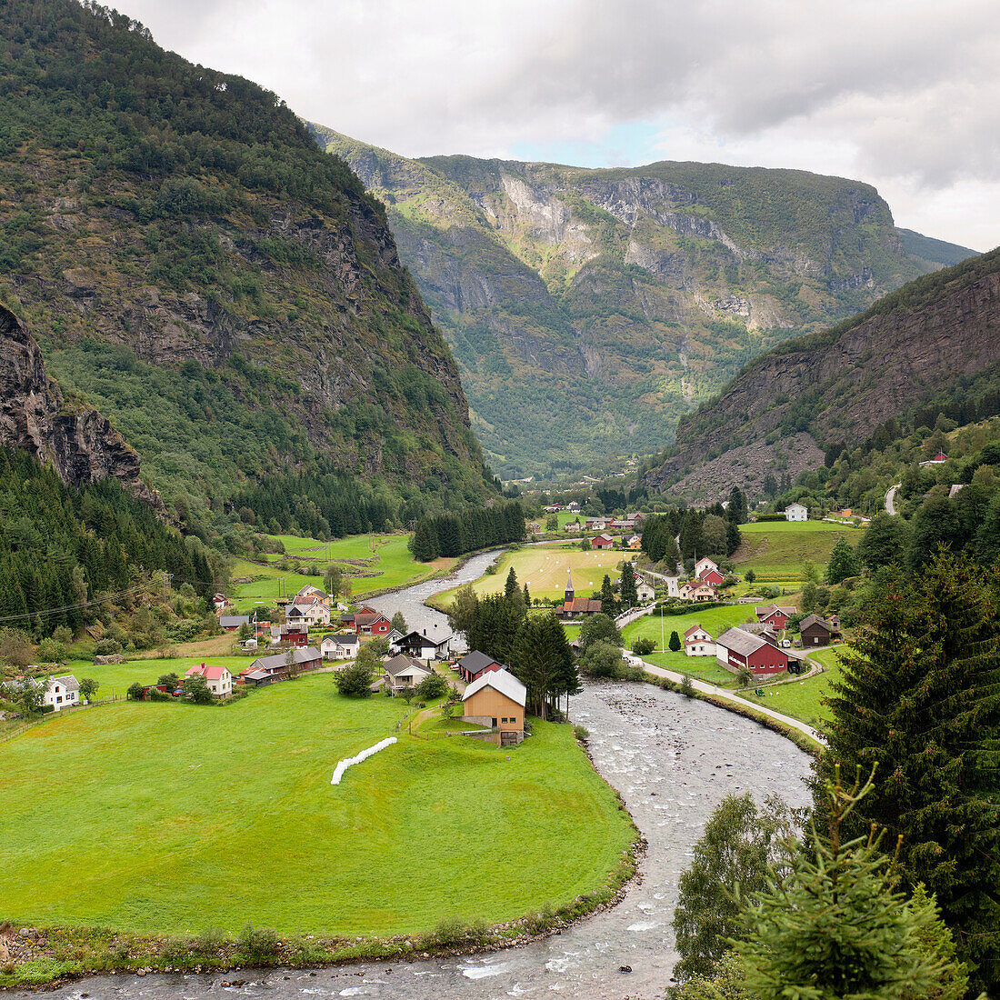 Häuser in einem Tal entlang einer Wasserstraße; Undredal Sognefjord Norwegen