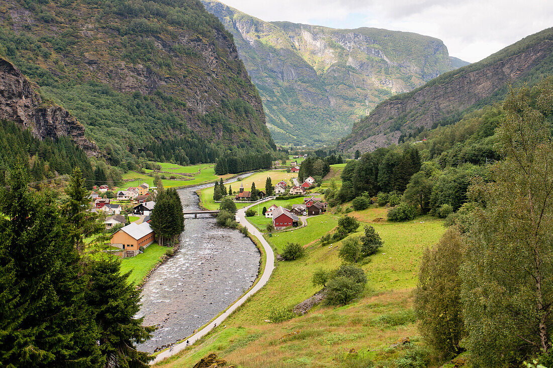 Häuser im Tal entlang des Sognefords; Balestrand Sogn Norwegen