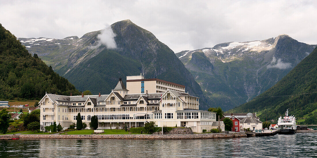 Kvikne's Hotel am Sogneford mit Bergen im Hintergrund; Balestrand Sogn Norwegen