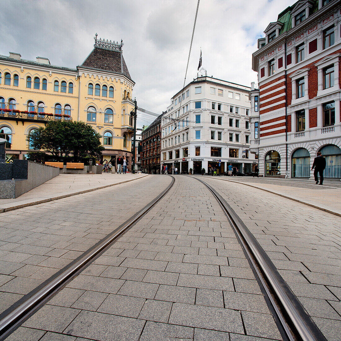 Eisenbahnschienen entlang der Straße in einem städtischen Gebiet; Oslo Norwegen