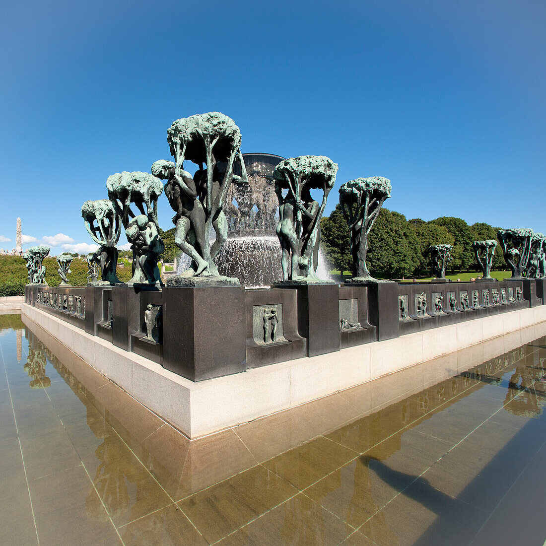 Skulpturen und ein Wasserbrunnen im Frogner Park Vigeland Skulpturenpark; Oslo Norwegen