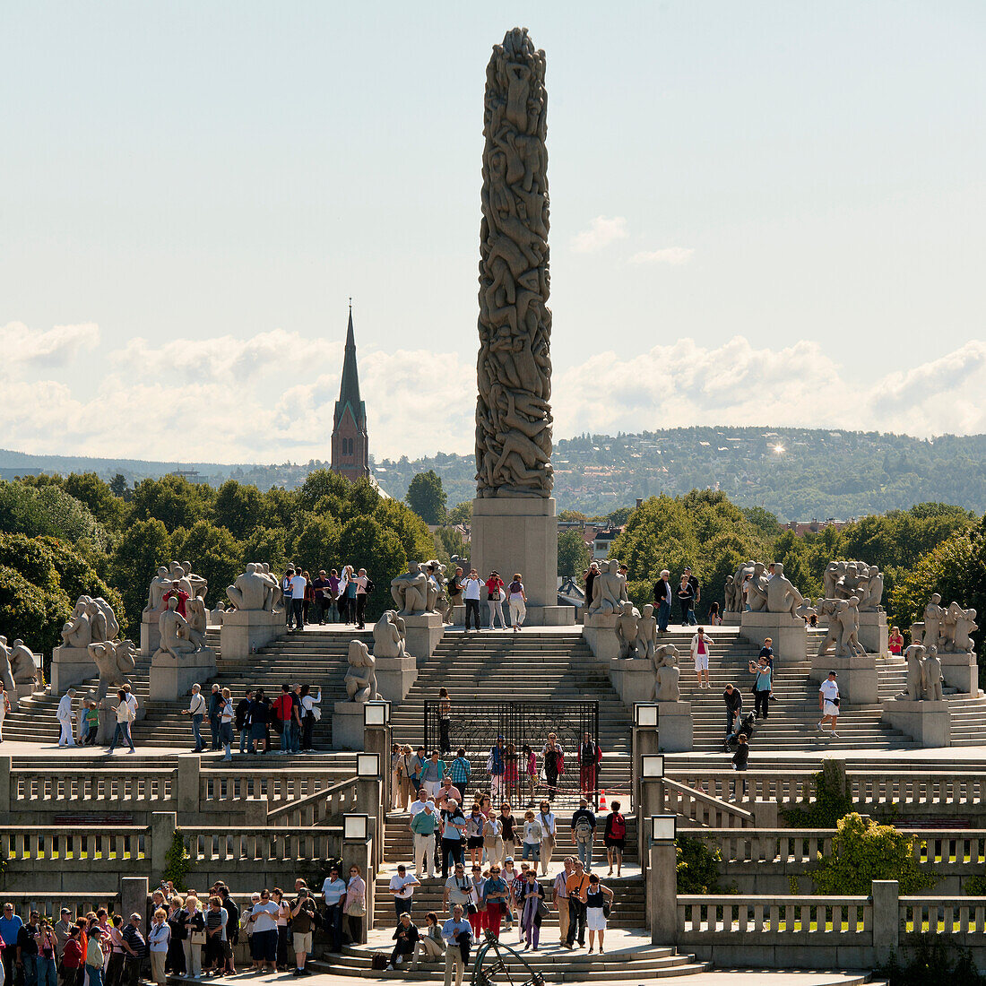 Menschenmenge und der Monolith im Frogner Park Vigeland Skulpturenpark; Oslo Norwegen