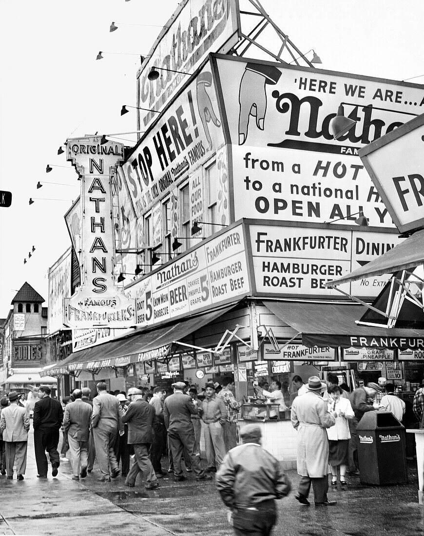 Nathan's Famous Hot Dogs, Straßenszene, Coney Island, Brooklyn, New York City, New York, USA, Al Ravenna, New York World-Telegram and the Sun Newspaper Photograph Collection, Mai 1954