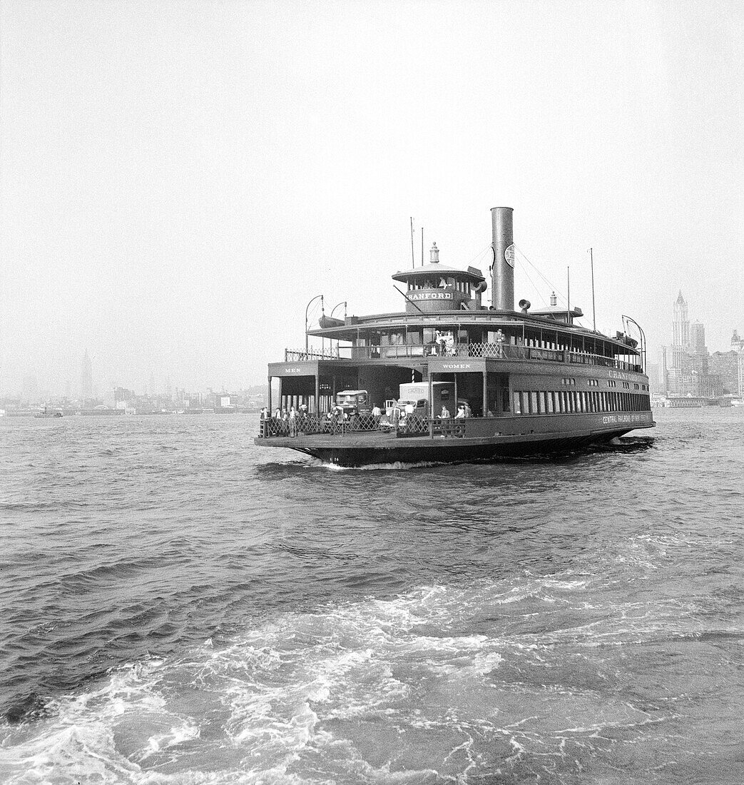 Fährschiff, das den Verkehr zwischen New York City, New York und New Jersey befördert, USA, Dorothea Lange, U.S. Office of War Information/U.S. Farm Security Administration, Juli 1939