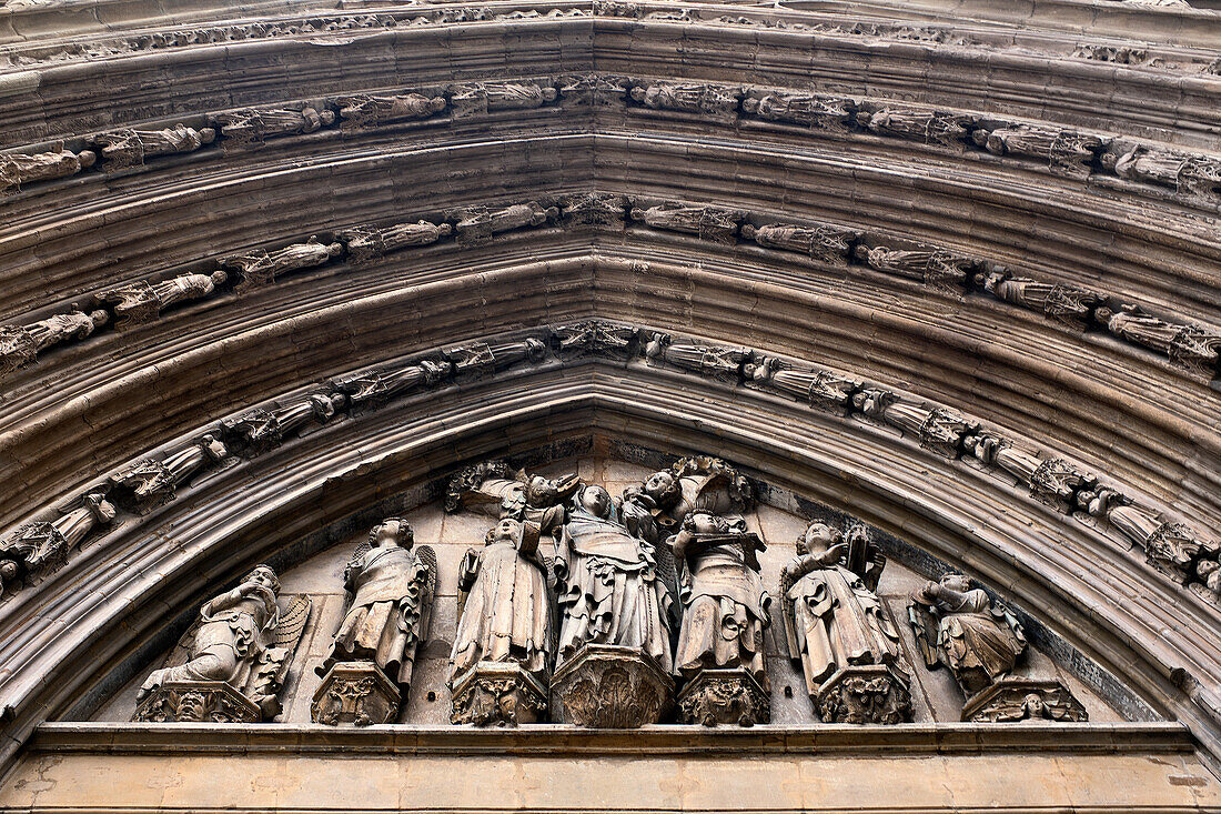 Verziertes Detail am Eingang, Blick aus flachem Winkel, Kathedrale von Valencia, Valencia, Spanien