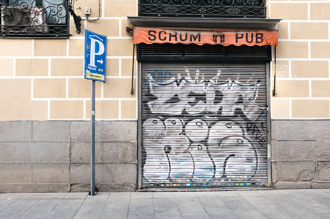Scrum Pub, Schaufenster mit Graffiti auf Sicherheitstür, Madrid, Spanien