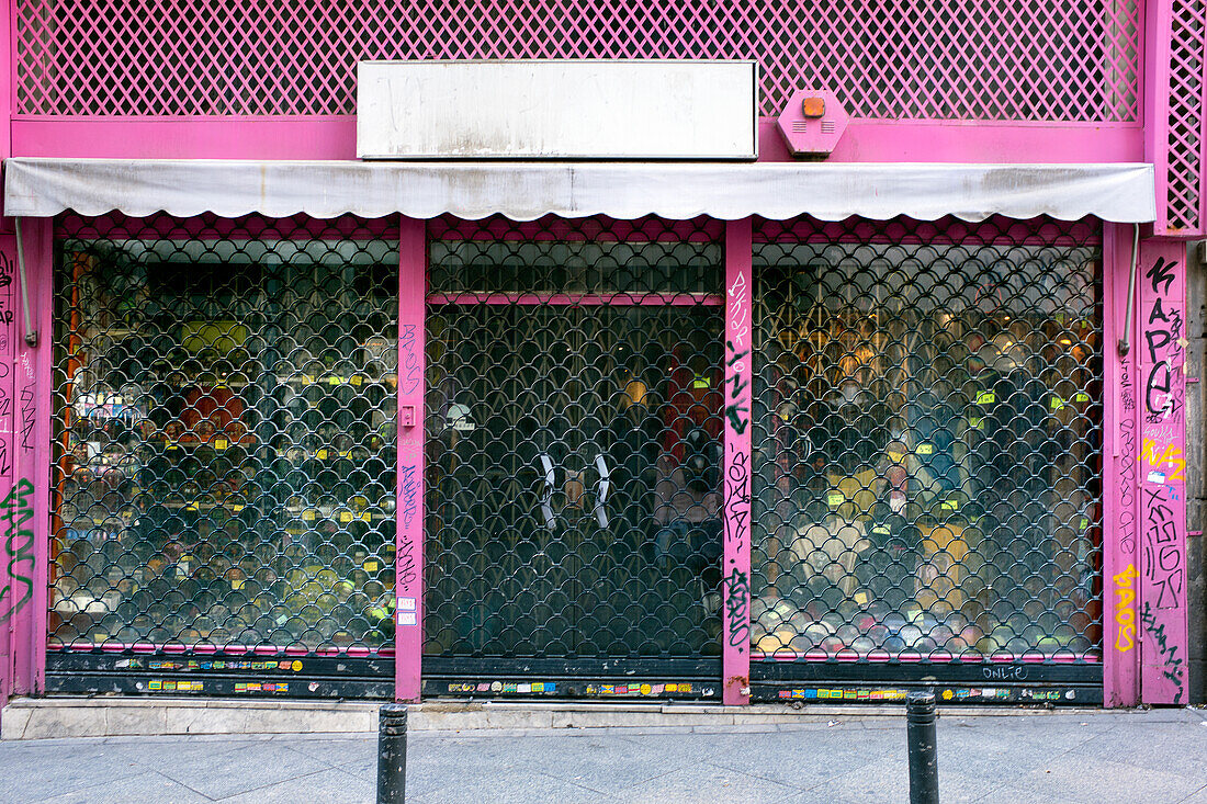 Rosa Schaufenster mit geschlossenen Sicherheitstüren aus Metall, Madrid, Spanien