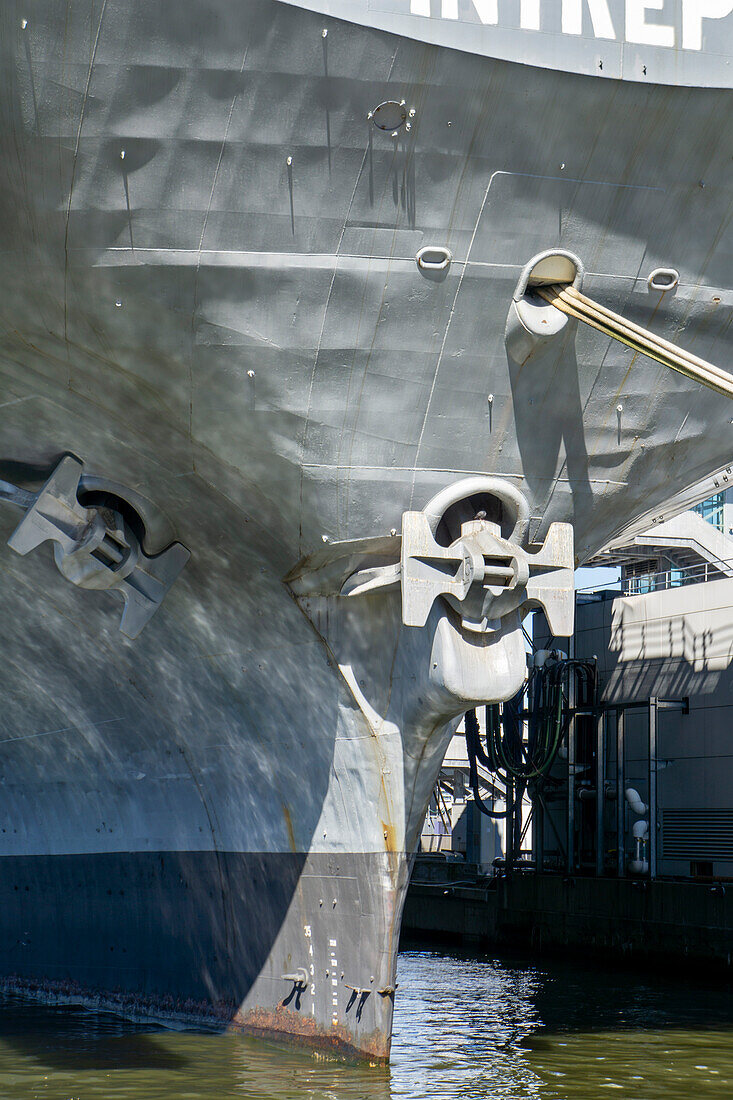 Bug und Anker, Intrepid Sea, Air & Space Museum, Pier 86, New York City, New York, USA