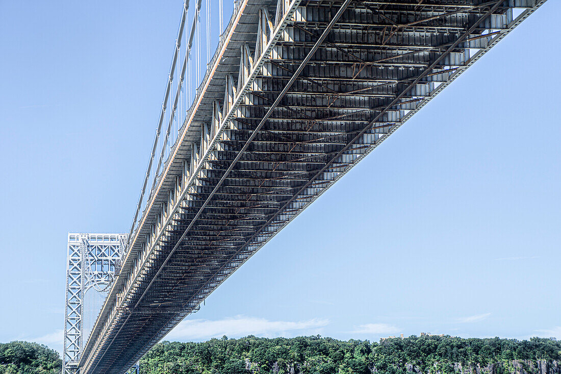 George-Washington-Brücke, Hudson River, Blick aus geringer Höhe von New York City, New York, nach Fort Lee, New Jersey, USA
