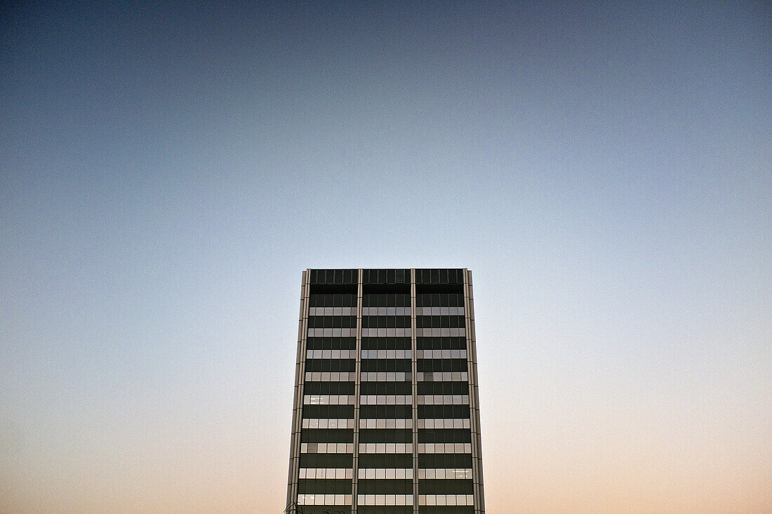 Modernes Bürogebäude von außen gegen den Himmel in der Abenddämmerung