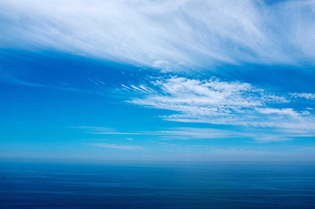 Wolken und blauer Himmel über dem Pazifischen Ozean